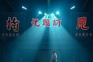 两列火车之间中并行的铁轨与站台边线
