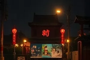 雪线以北的雪原与巡线小屋轮廓